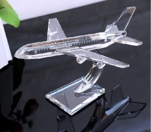 Kryształowe modele samolotów jako prezenty dla nauczycieli na zakończenie studiów